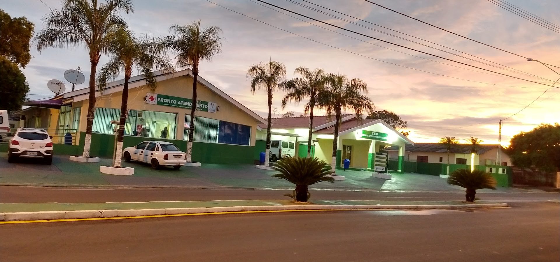 Entrada do Pronto Atendimento da Santa Casa de Quintana, com ambulância a postos e o Centro de Especialidades Odontológicas ao fundo.